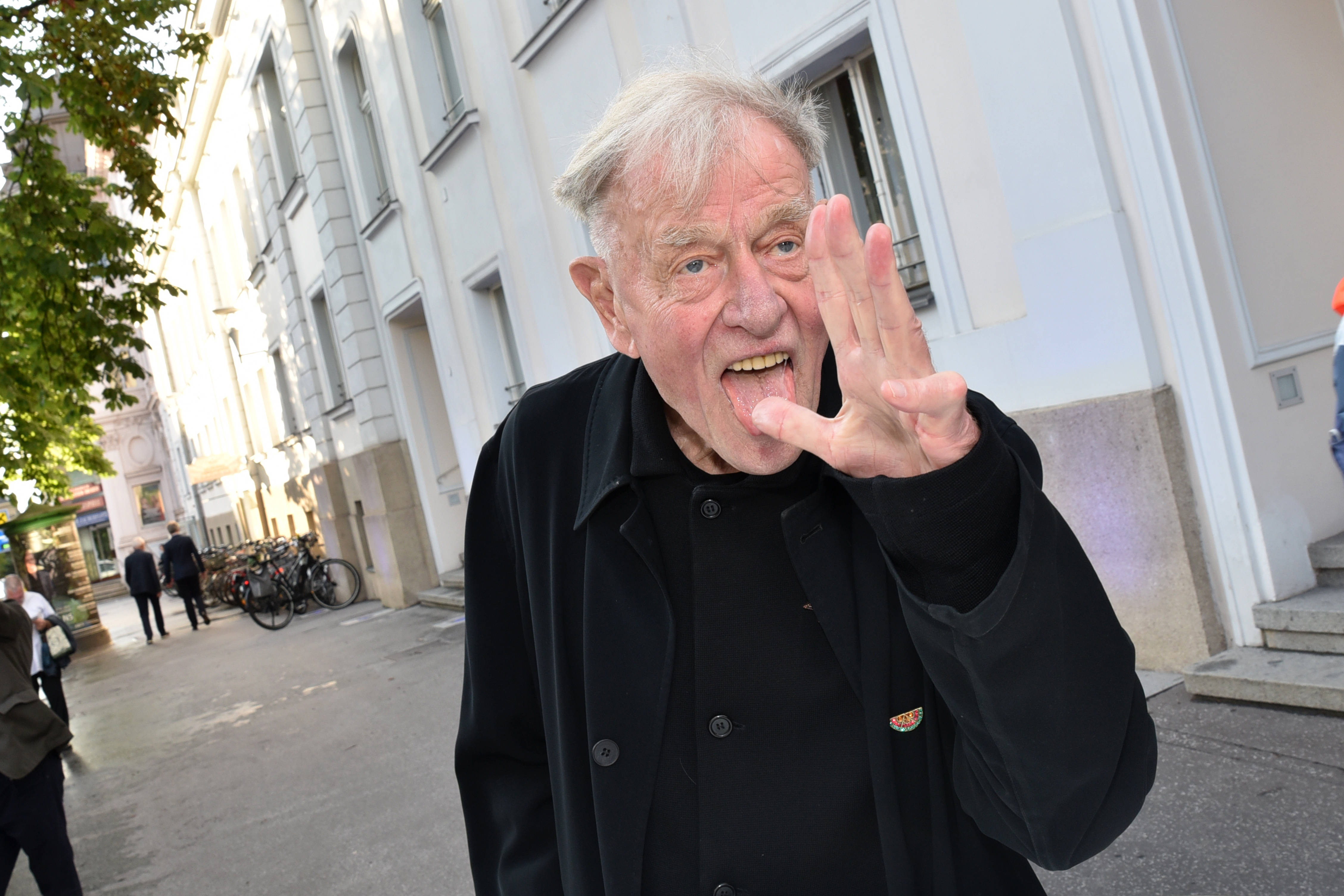Theatermann Claus Peymann streckt die Zunge heraus. 2023 im Rahmen der Salzburger Festspiele