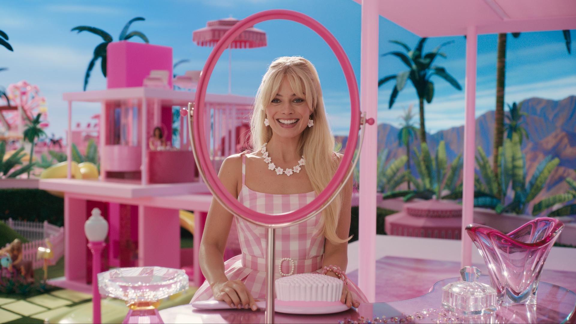Margot Robbie posiert mit strahlendem Lächeln in der Rolle der Stereotyp-Barbie im Film "Barbie" von US-Regisseurin Greta Gerwig.