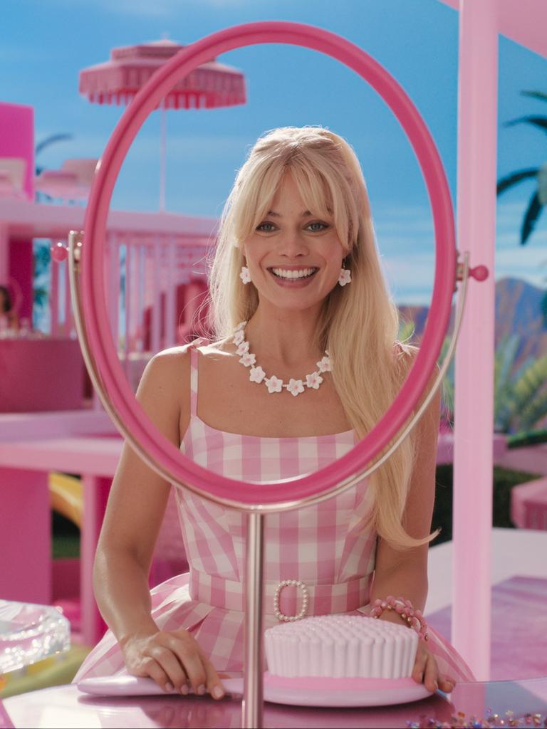 Margot Robbie posiert mit strahlendem Lächeln in der Rolle der Stereotyp-Barbie im Film "Barbie" von US-Regisseurin Greta Gerwig.