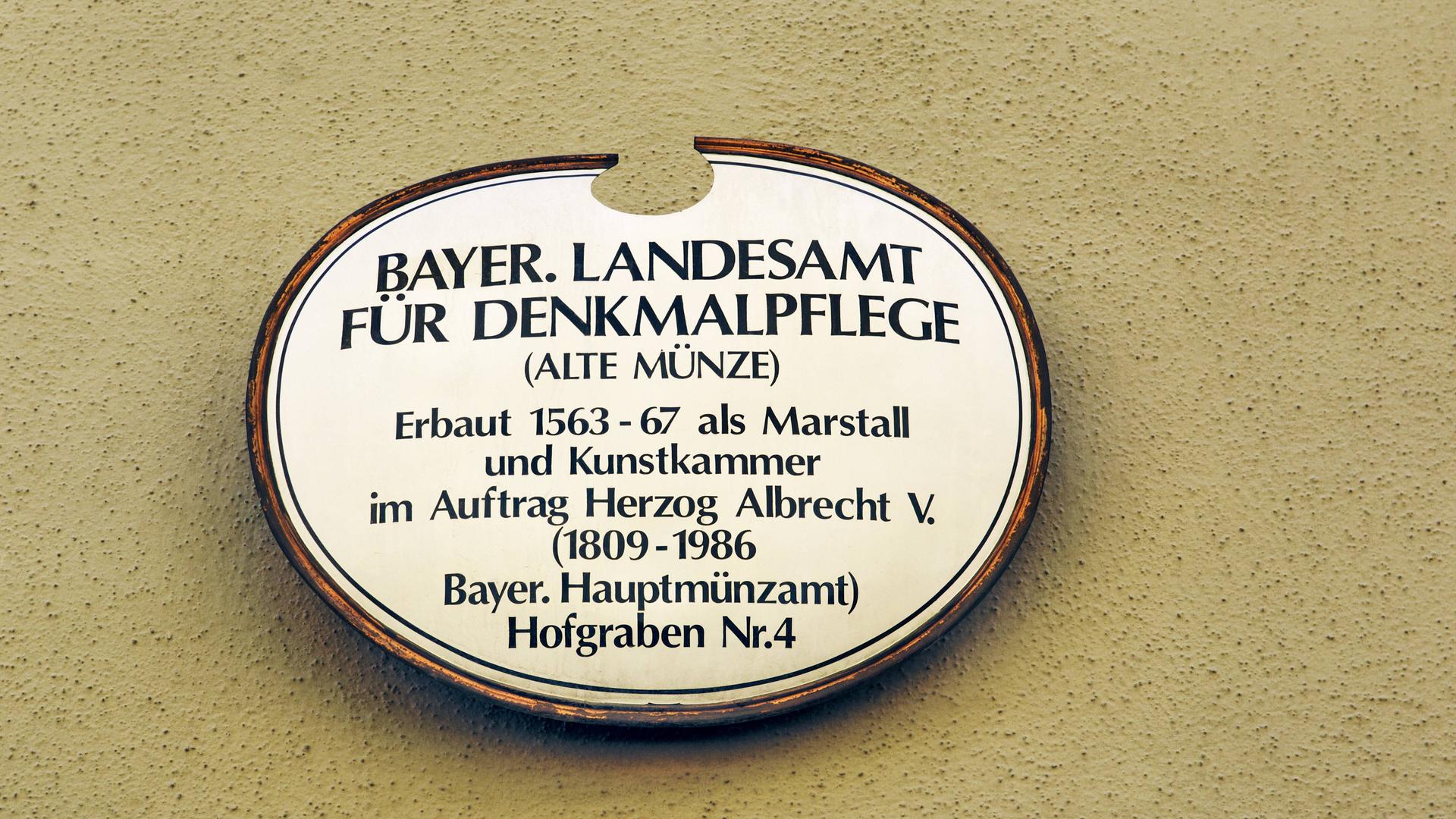 Schild am Bayerischen Landesamt für Denkmalpflege in München