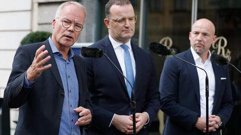 Der SPD-Fraktionsvorsitzende Matthias Miersch (SPD), Unionsfraktionschef Jens Spahn (CDU) und der Vorsitzende der CSU-Landesgruppe Alexander Hoffmann stehen vor Mikrofonen. 