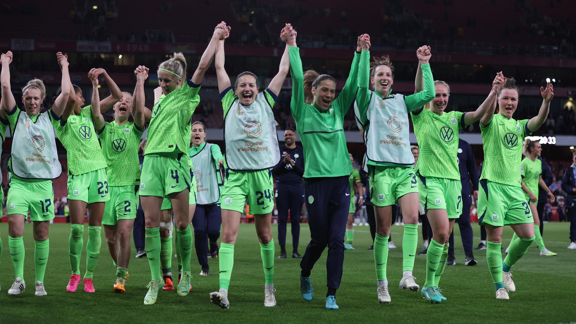 Zu sehen sind die Fußballerinnen des VfL Wolfsburg. Sie feiern ihren Sieg im Halb-Finale von der Champions-League.
