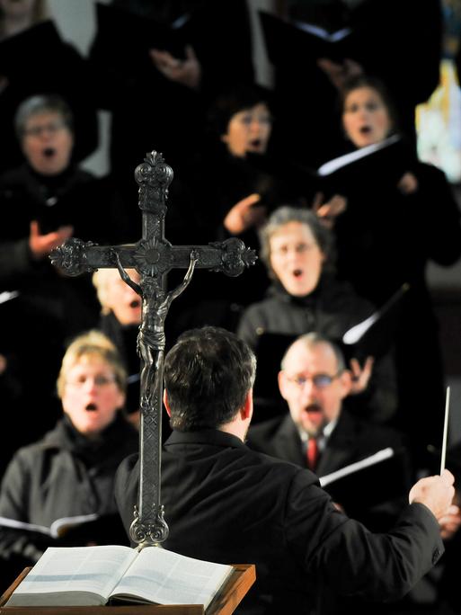 Ein Kirchenchor singt in der St. Marien Kirche in Frankfurt/Oder. 