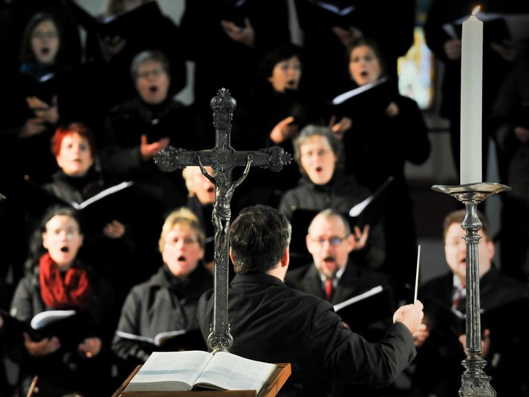 Ein Kirchenchor singt in der St. Marien Kirche in Frankfurt/Oder. 