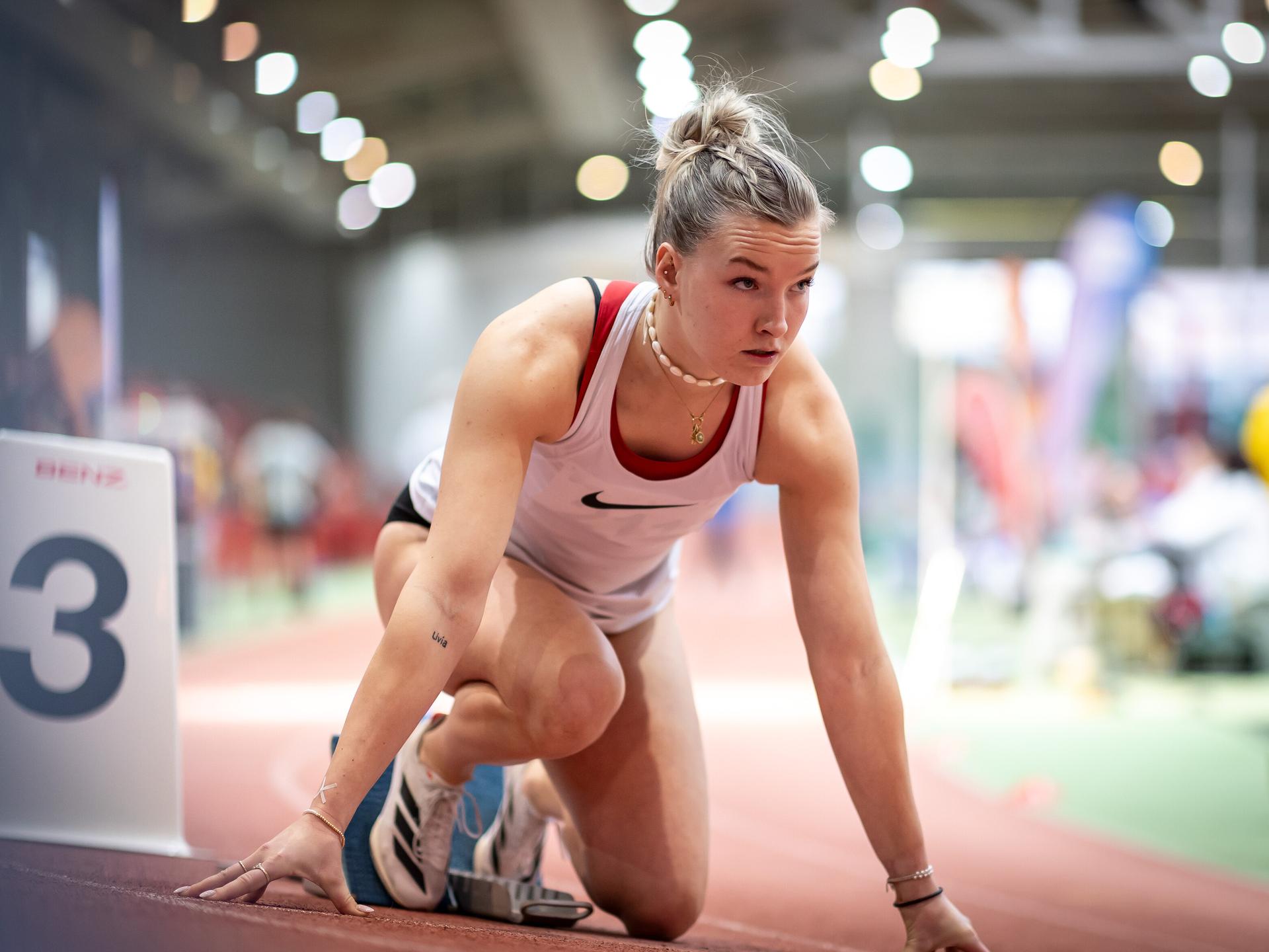 Lelia-Lovisa Schrapps von der Uni Jena bei der Startvorbereitung ihres 400-Meter-Rennens