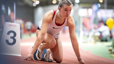 Lelia-Lovisa Schrapps von der Uni Jena bei der Startvorbereitung ihres 400-Meter-Rennens