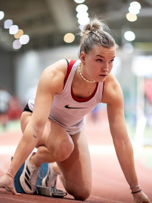 Lelia-Lovisa Schrapps von der Uni Jena bei der Startvorbereitung ihres 400-Meter-Rennens