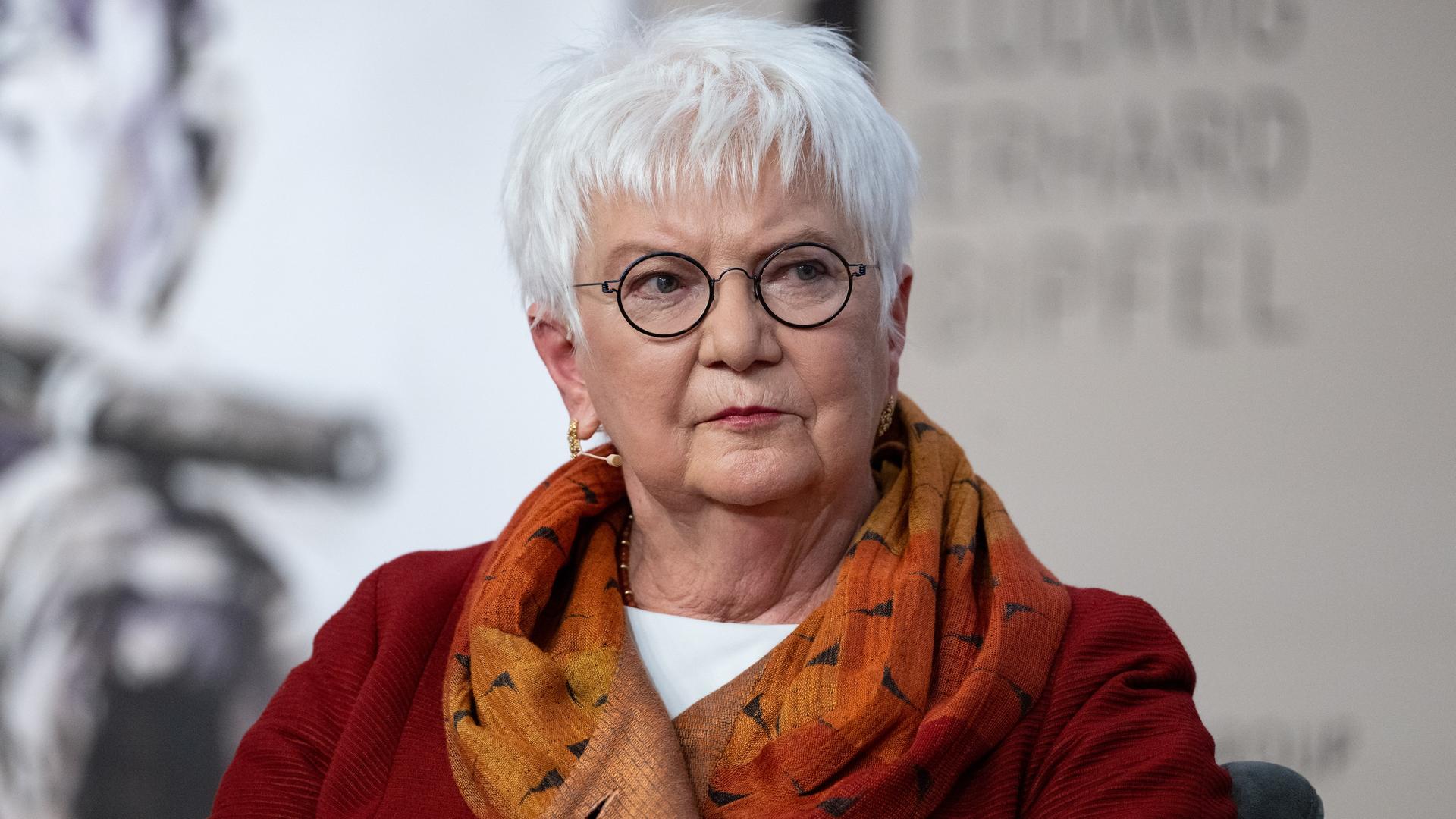 Gerda Hasselfeldt sitzt auf dem Podium beim Ludwig-Erhard-Gipfel am Tegernsee.