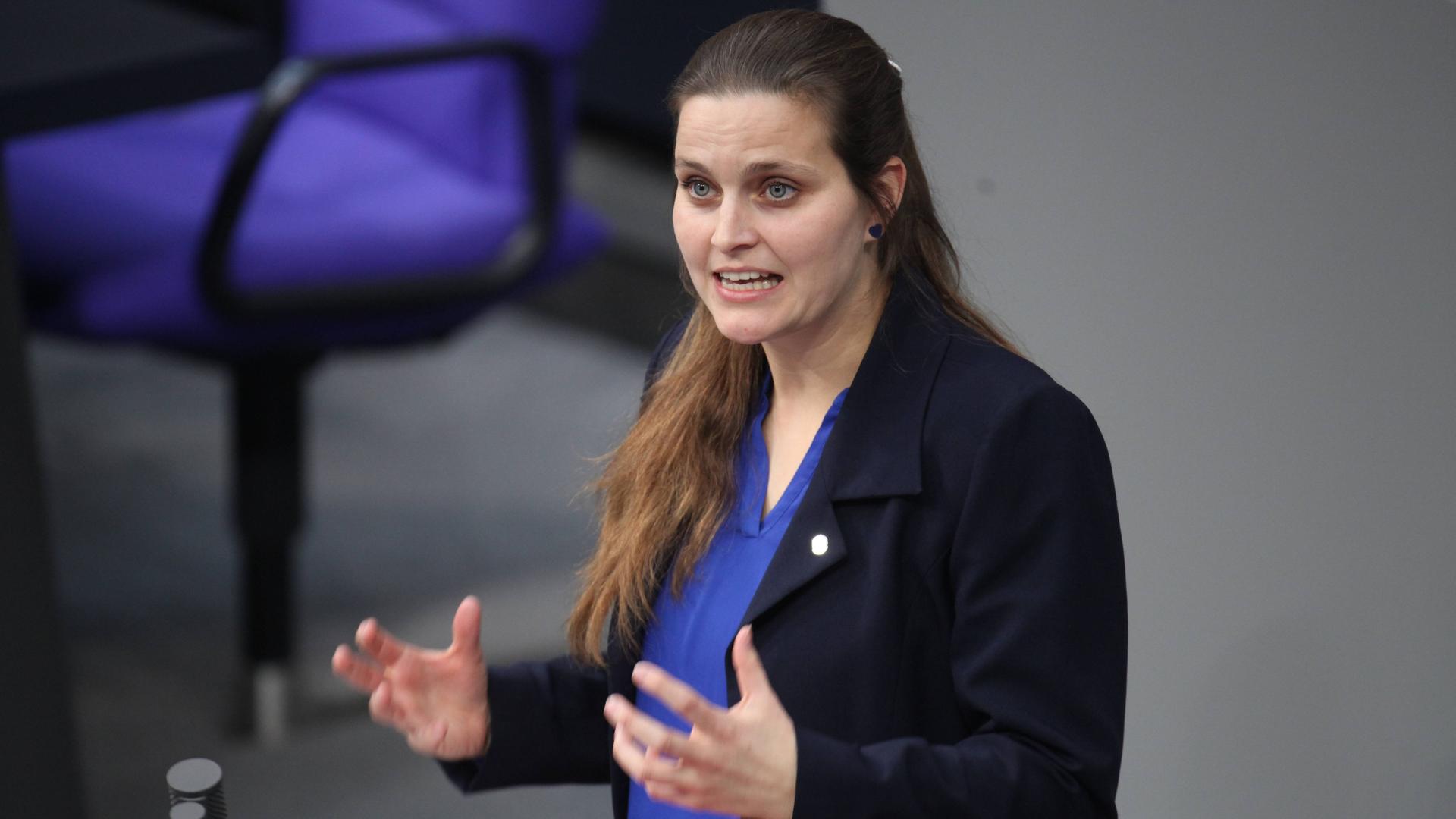 Maja Wallstein, SPD, steht im Bundestag am Rednerpult