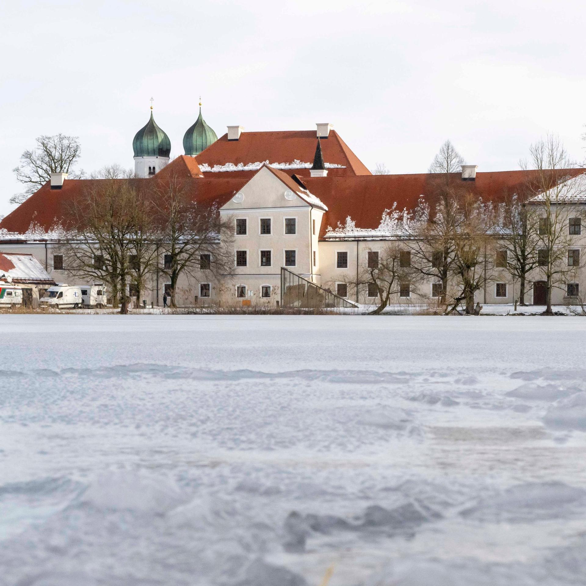 Blick über den Klostersee auf das Kloster Seeon