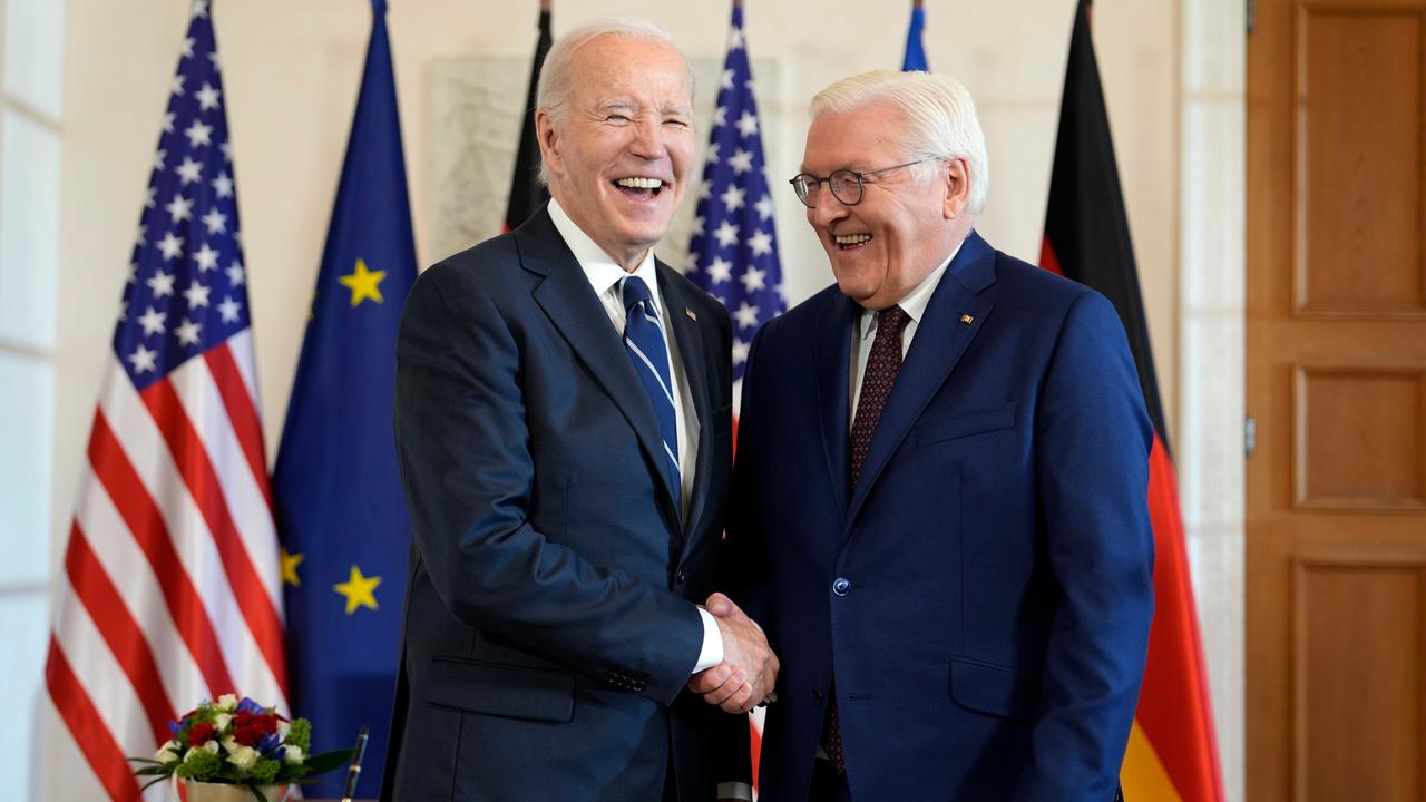 US-Präsident Biden und Bundespräsident Steinmeier schütteln sich die Hand.