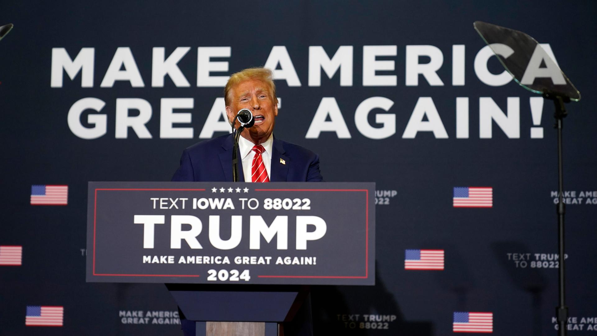 Der republikanische Präsidentschaftskandidat und ehemalige Präsident Donald Trump spricht während einer Wahlkampfveranstaltung am Samstag, 6. Januar 2024, in Clinton, Iowa. 