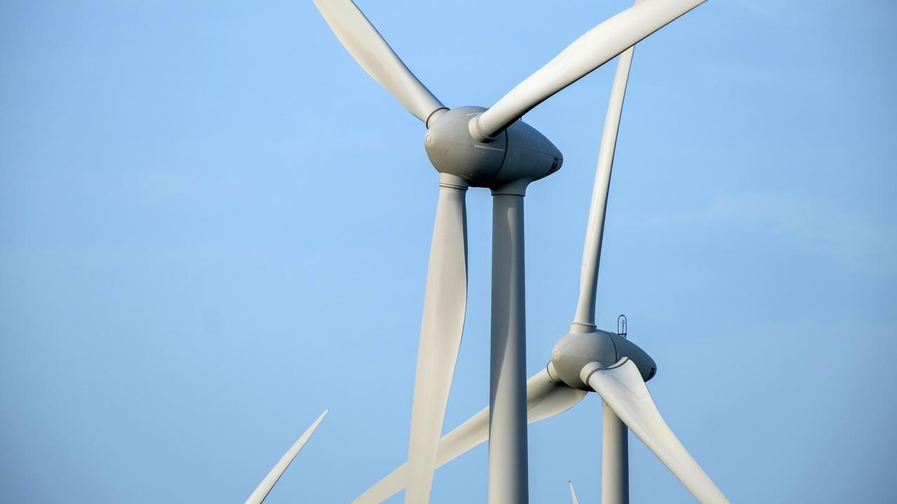 In einem Windpark stehen mehrere Windräder zur Erzeugung von Strom. 