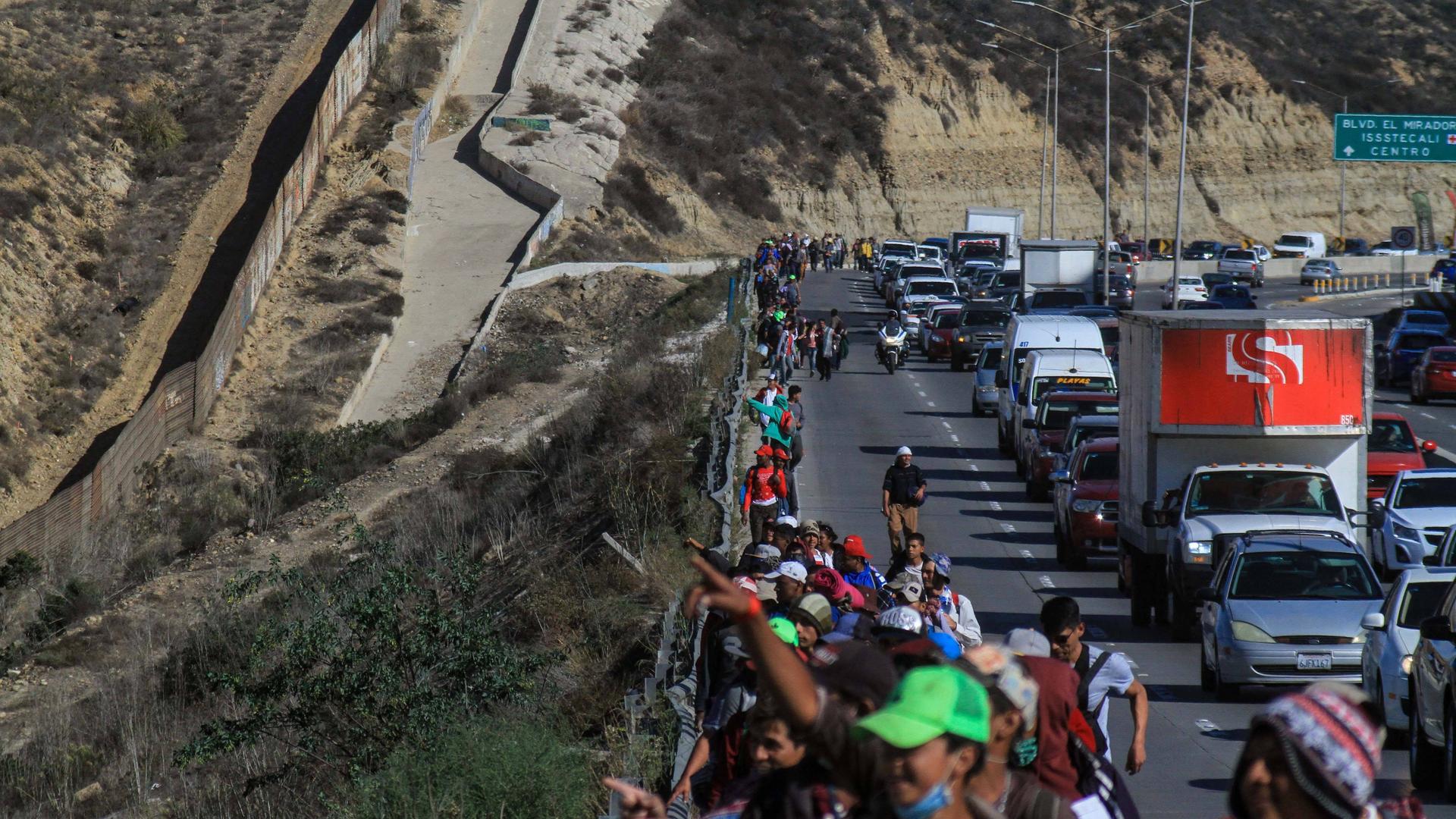 Migranten aus Mittelamerika gehen auf einer Autobahn in Honduras auf ihrem Weg in die USA.