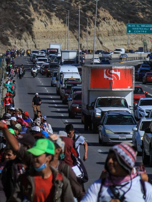 Migranten aus Mittelamerika gehen auf einer Autobahn in Honduras auf ihrem Weg in die USA.