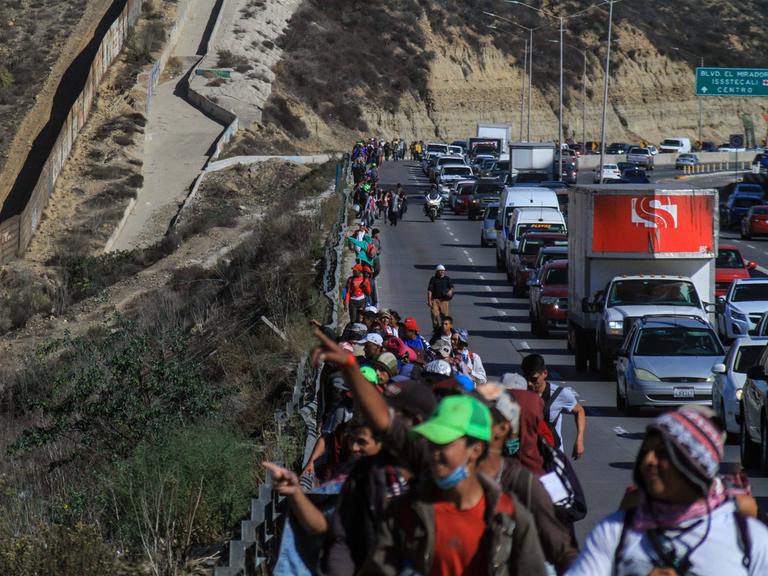 Migranten aus Mittelamerika gehen auf einer Autobahn in Honduras auf ihrem Weg in die USA.