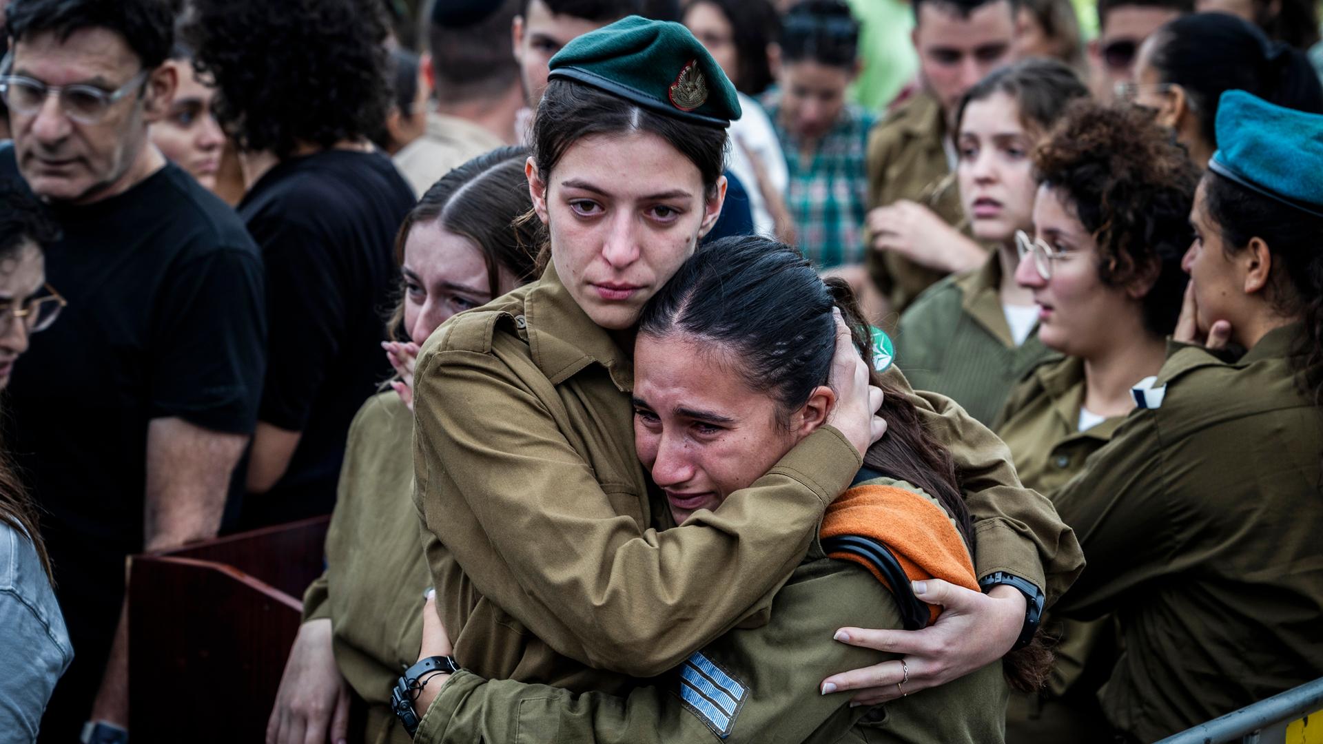 Israelische Soldaten nehmen weinend an der Beerdigung von Oberstabsfeldwebel Lavi Lipshitz teil, der bei einer Bodenoperation im Gazastreifen getötet wurde, 01.11.2023.
