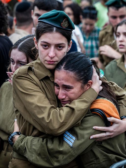 Israelische Soldaten nehmen weinend an der Beerdigung von Oberstabsfeldwebel Lavi Lipshitz teil, der bei einer Bodenoperation im Gazastreifen getötet wurde, 01.11.2023.
