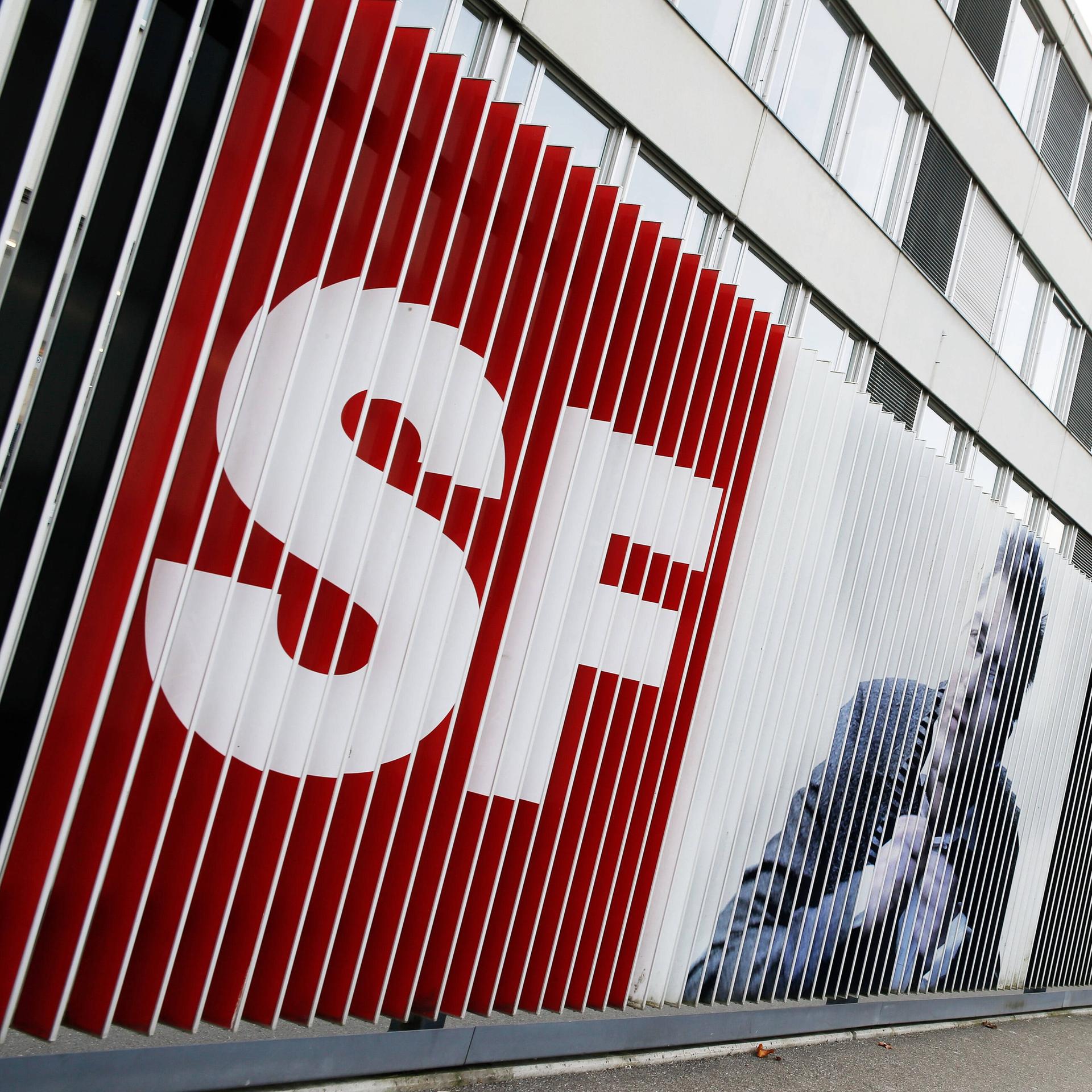 Logo des Schweizer Fernsehen SF vor dem Hauptsitz in Zürich.