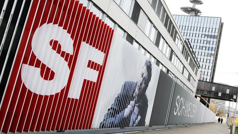 Logo des Schweizer Fernsehen SF vor dem Hauptsitz in Zürich.