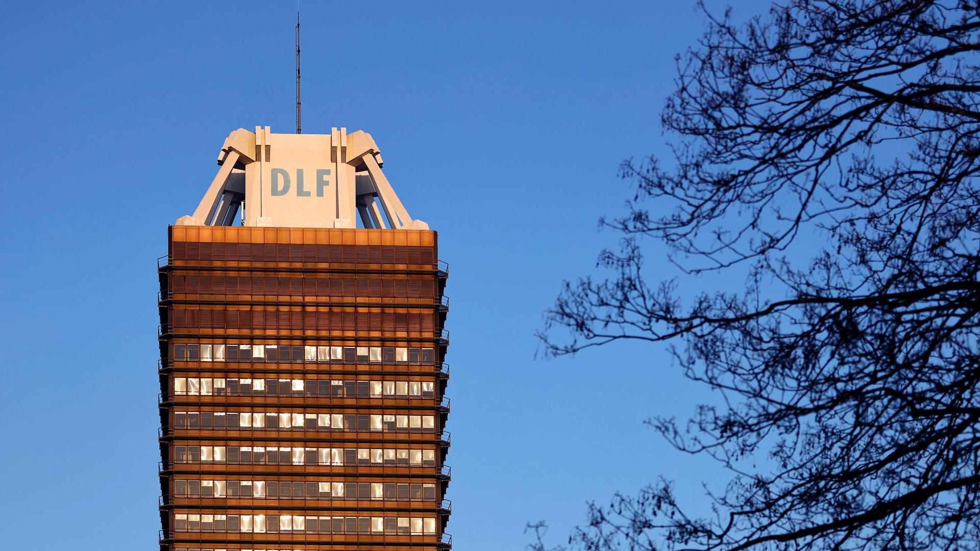 Spitze des Dlf-Turms in Köln. Auf der Sendeanlage auf dem Dach steht in großen Buchstaben "DLF". Spitze des Dlf-Turms in Köln. Auf der Sendeanlage auf dem Dach steht in großen Buchstaben "DLF".