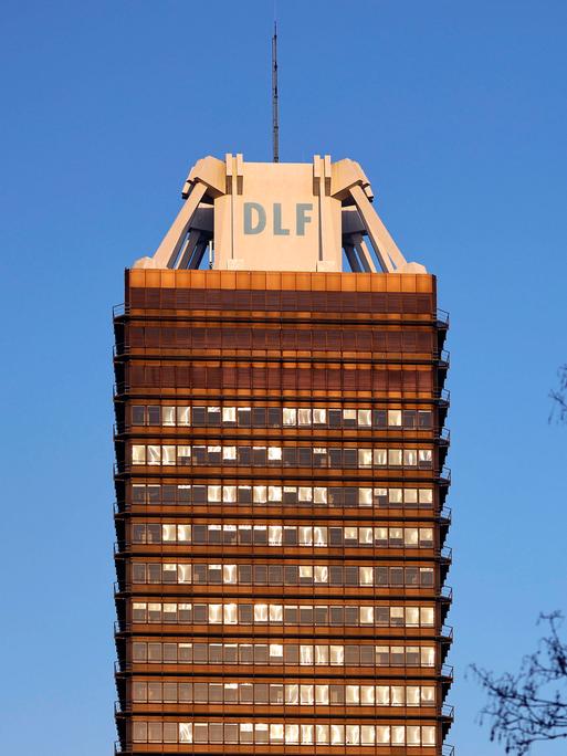 Spitze des Dlf-Turms in Köln. Auf der Sendeanlage auf dem Dach steht in großen Buchstaben "DLF".