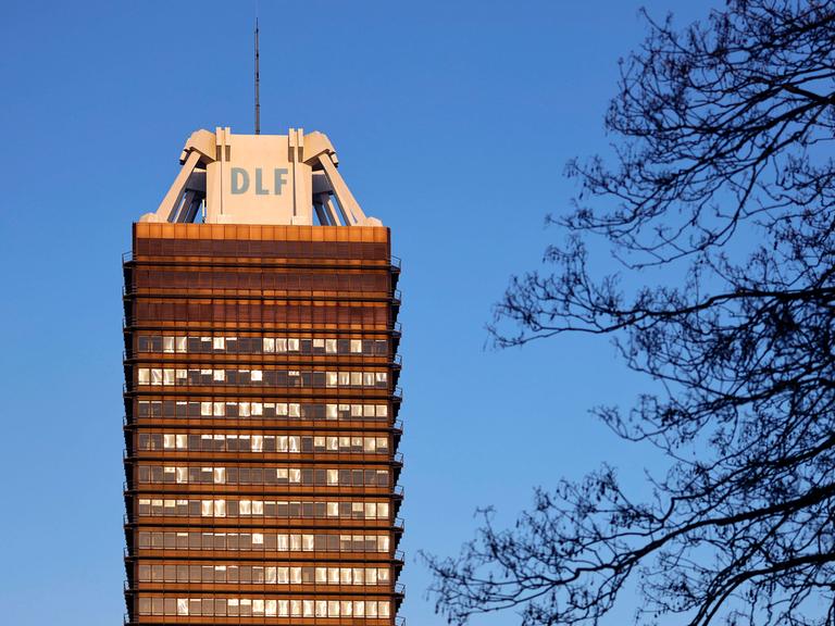 Spitze des Dlf-Turms in Köln. Auf der Sendeanlage auf dem Dach steht in großen Buchstaben "DLF".
