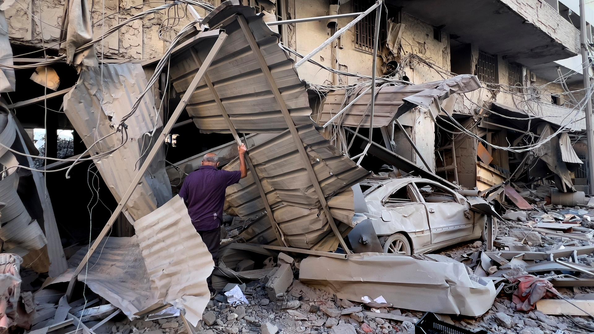 Ein Mann untersucht ein von einem israelischen Angriff völlig zerstörtes Geschäft in Dahiyeh, einem Vorort von Beirut.