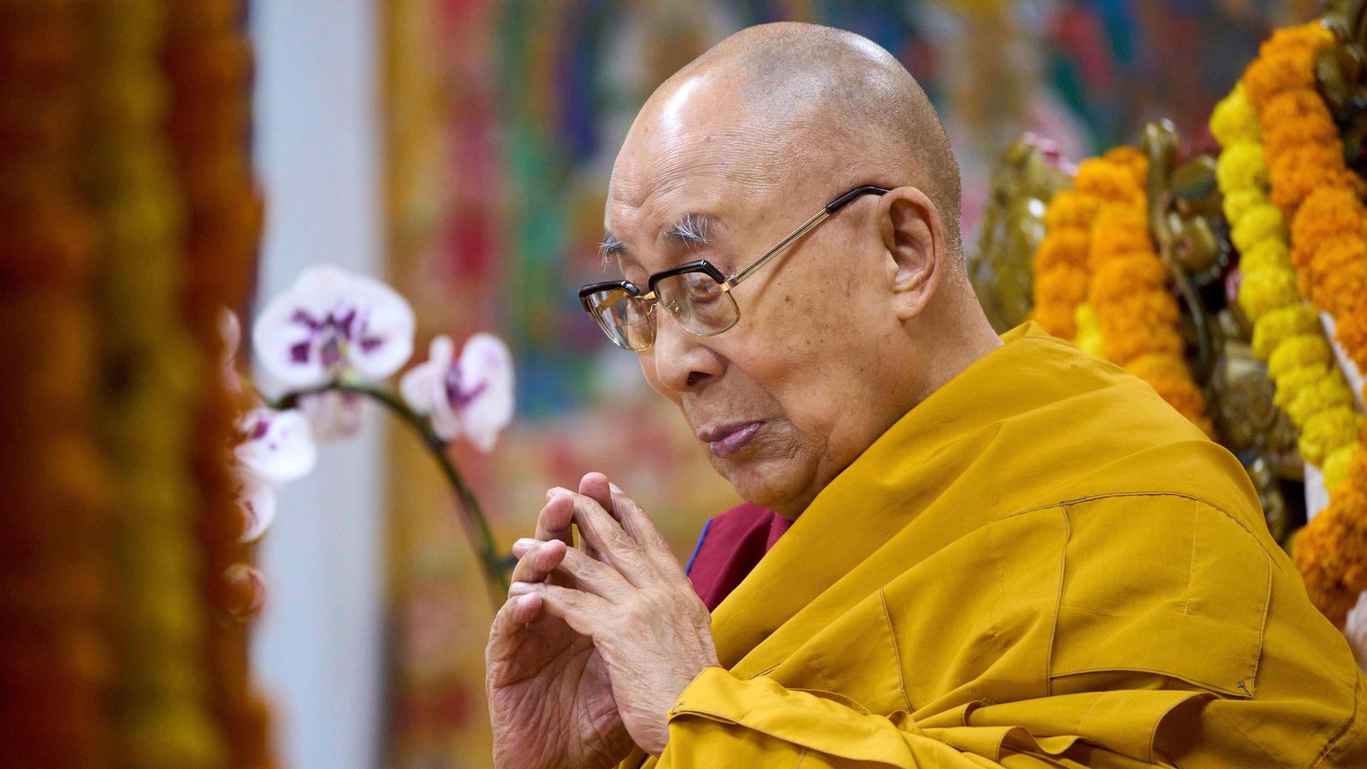 Dalai Lama in Gebetspose im Tsuglakhang-Tempel in Dharamshala, Indien.