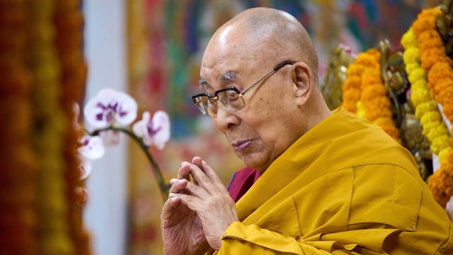 Dalai Lama in Gebetspose im Tsuglakhang-Tempel in Dharamshala, Indien