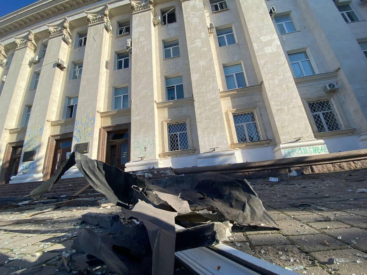 Trümmer liegen nach einem russischen Angriff auf einer Straße in Cherson in der Ukraine.