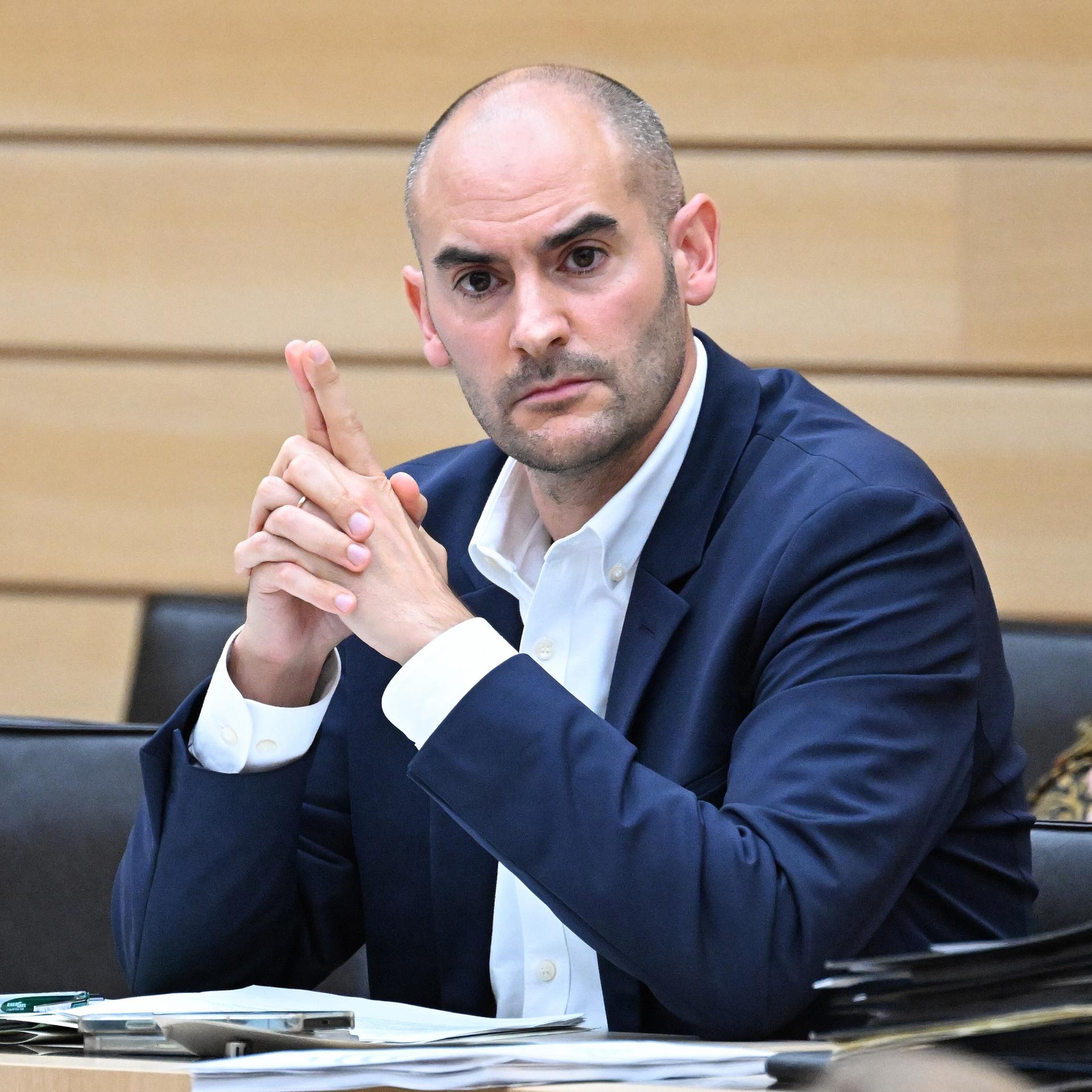 Danyal Bayaz (Bündnis 90/Die Grünen), Finanzminister von Baden-Württemberg, sitzt im Landtag bei einer Debatte über den Haushalt auf der Regierungsbank