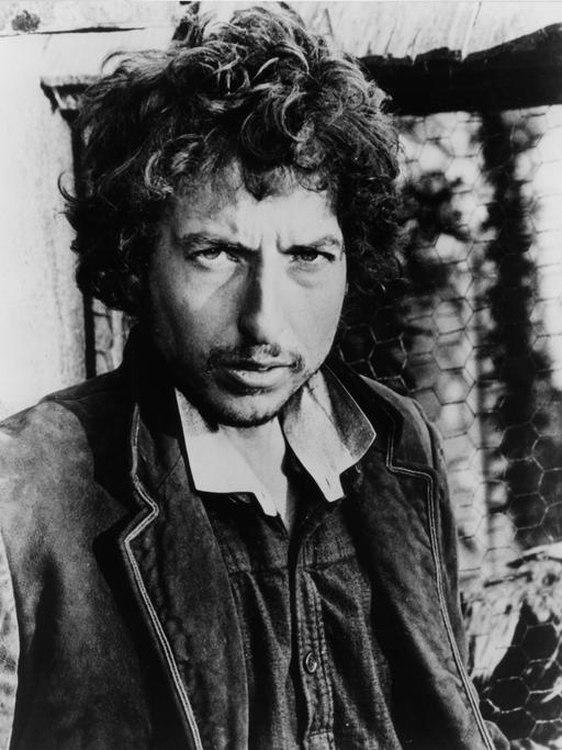 Schwarz-Weiß-Porträtfoto des US-Rocksängers Bob Dylan um 1975. Der Musiker schaut in die Kamera.