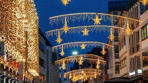 Weihnachtsbeleuchtung in einer Einkaufstraße