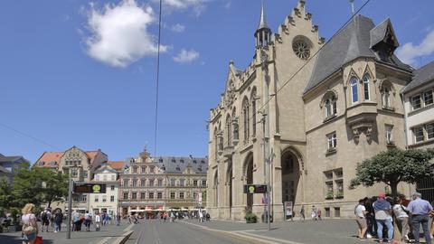 Neogotisches Rathaus und Straßenbahnhaltestelle in Erfurt, Thüringen, Deutschland, 