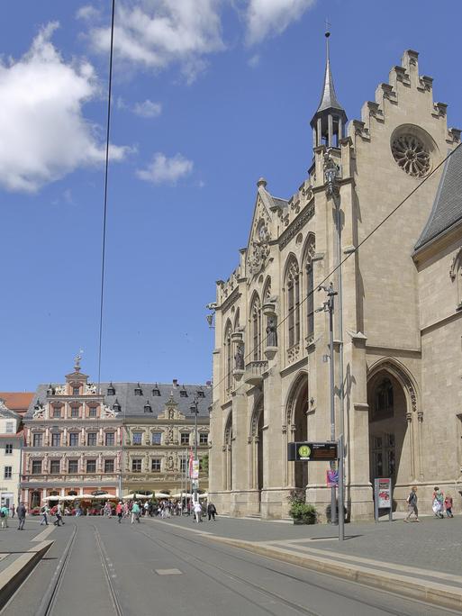 Neogotisches Rathaus und Straßenbahnhaltestelle in Erfurt, Thüringen, Deutschland, 