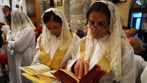 Zwei Christinnen stehen während der Ostermesse in einer Kirche in Mossul, Irak

