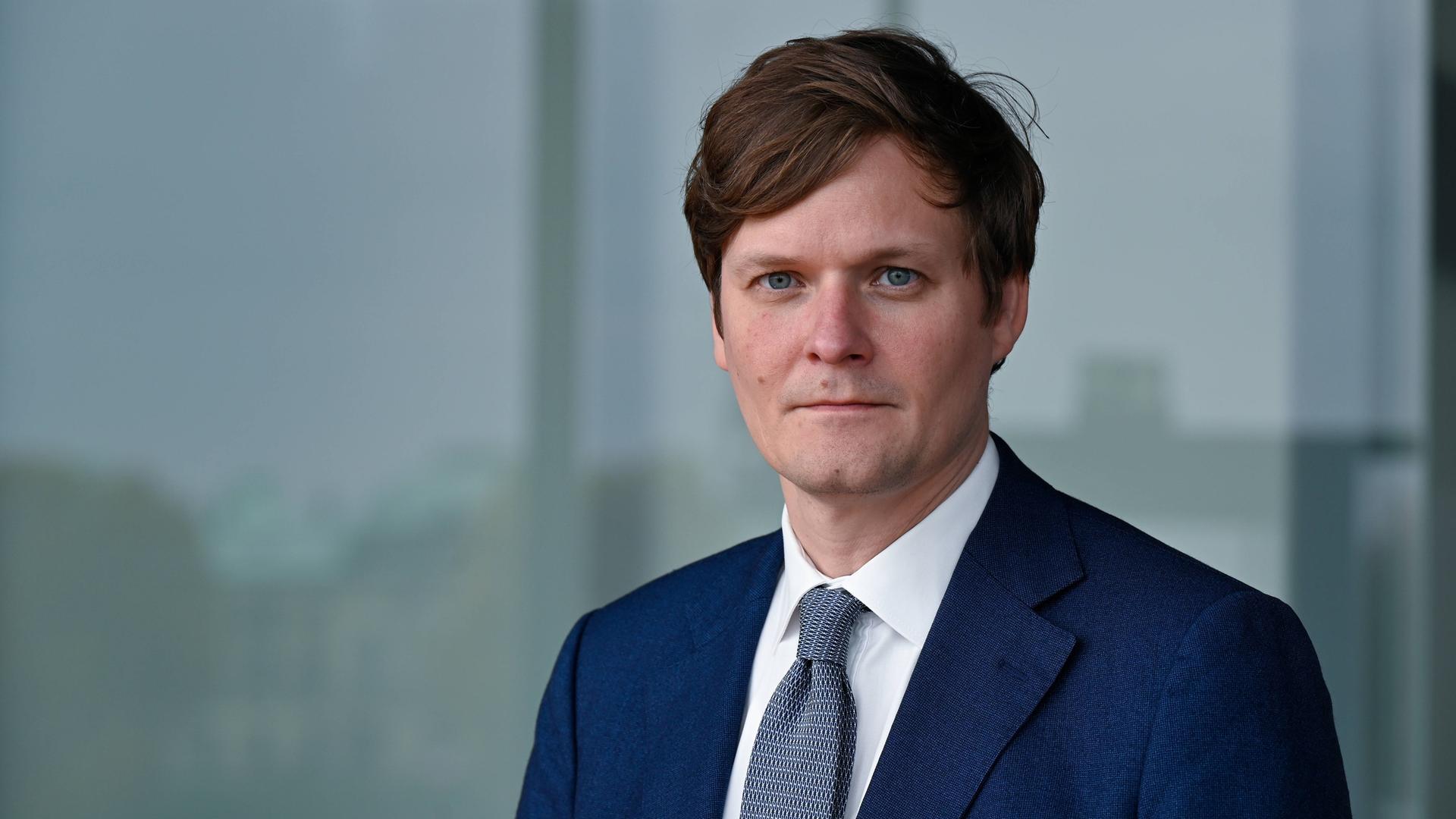 Conrad Clemens im Porträt. Er schaut ernst in Richtung der Kamera. Conrad Clemens im Porträt. Er schaut ernst in Richtung der Kamera.