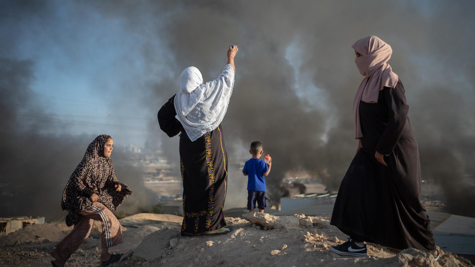 Palästinensische Frauen reagieren, nachdem israelische Polizisten ihre Häuser niedergebrannt haben, als sie ein Beduinendorf in der Negev-Wüste zerstörten. Palästinensische Frauen reagieren, nachdem israelische Polizisten ihre Häuser niedergebrannt haben, als sie ein Beduinendorf in der Negev-Wüste zerstörten.
