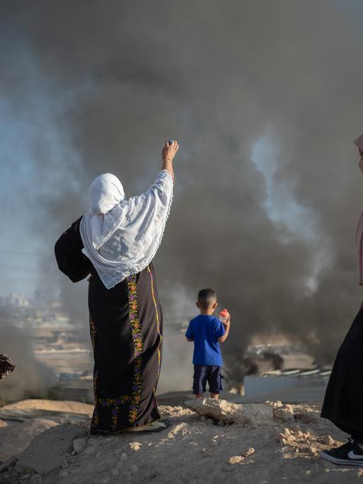 Palästinensische Frauen reagieren, nachdem israelische Polizisten ihre Häuser niedergebrannt haben, als sie ein Beduinendorf in der Negev-Wüste zerstörten.
