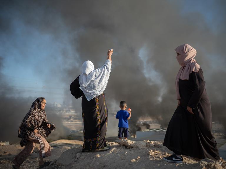 Palästinensische Frauen reagieren, nachdem israelische Polizisten ihre Häuser niedergebrannt haben, als sie ein Beduinendorf in der Negev-Wüste zerstörten.
