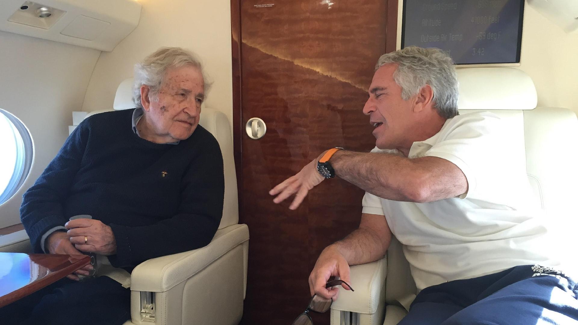 Der US-amerikanische Sprachwissenschaftler Noam Chomsky sitzt in einem Privatflugzeug neben Jeffrey Epstein, der zu ihm redet