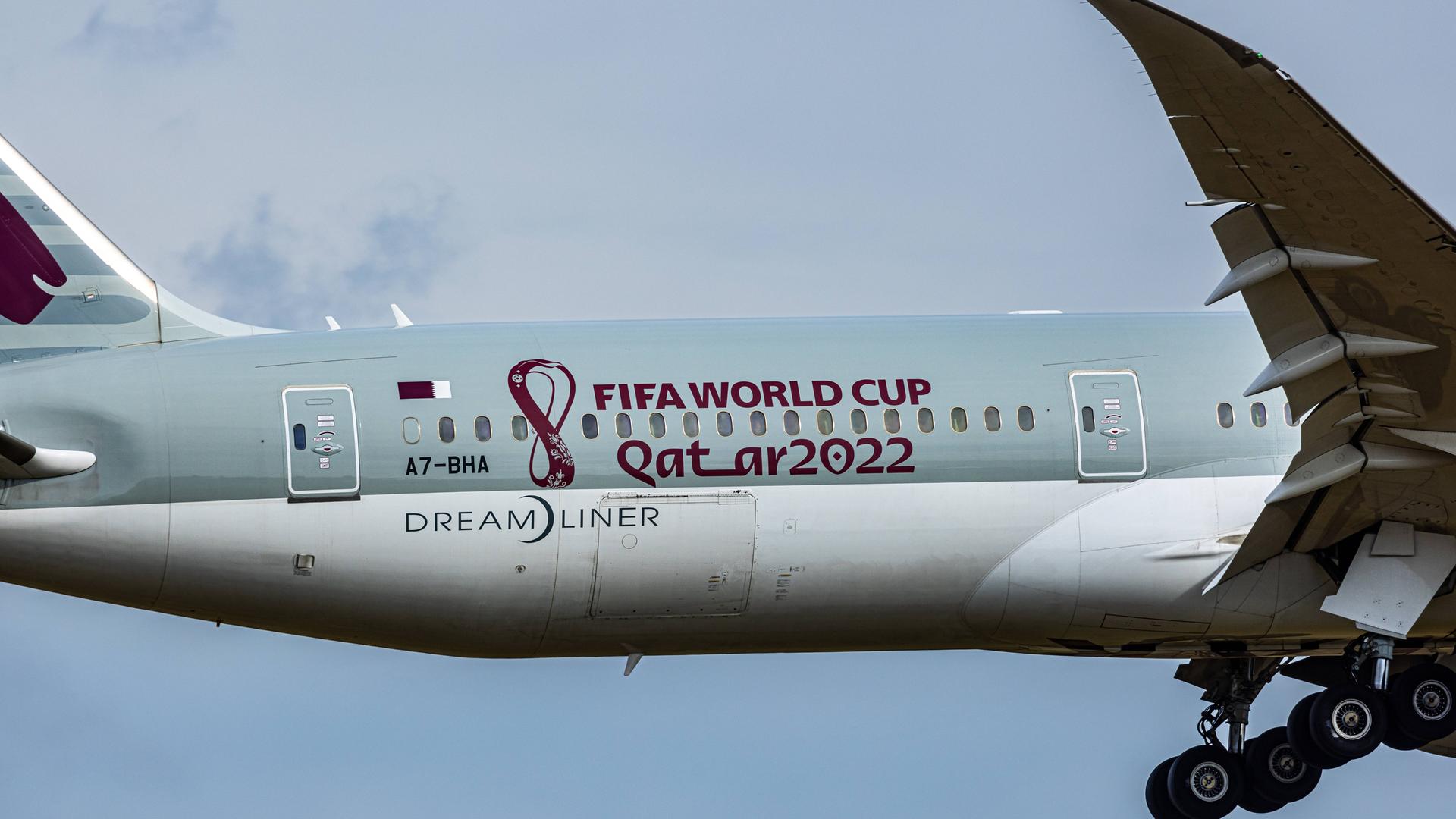 Ein Langstreckenflugzeug trägt das Emblem des FIFA World Cup Qatar 2022 auf der Seite.