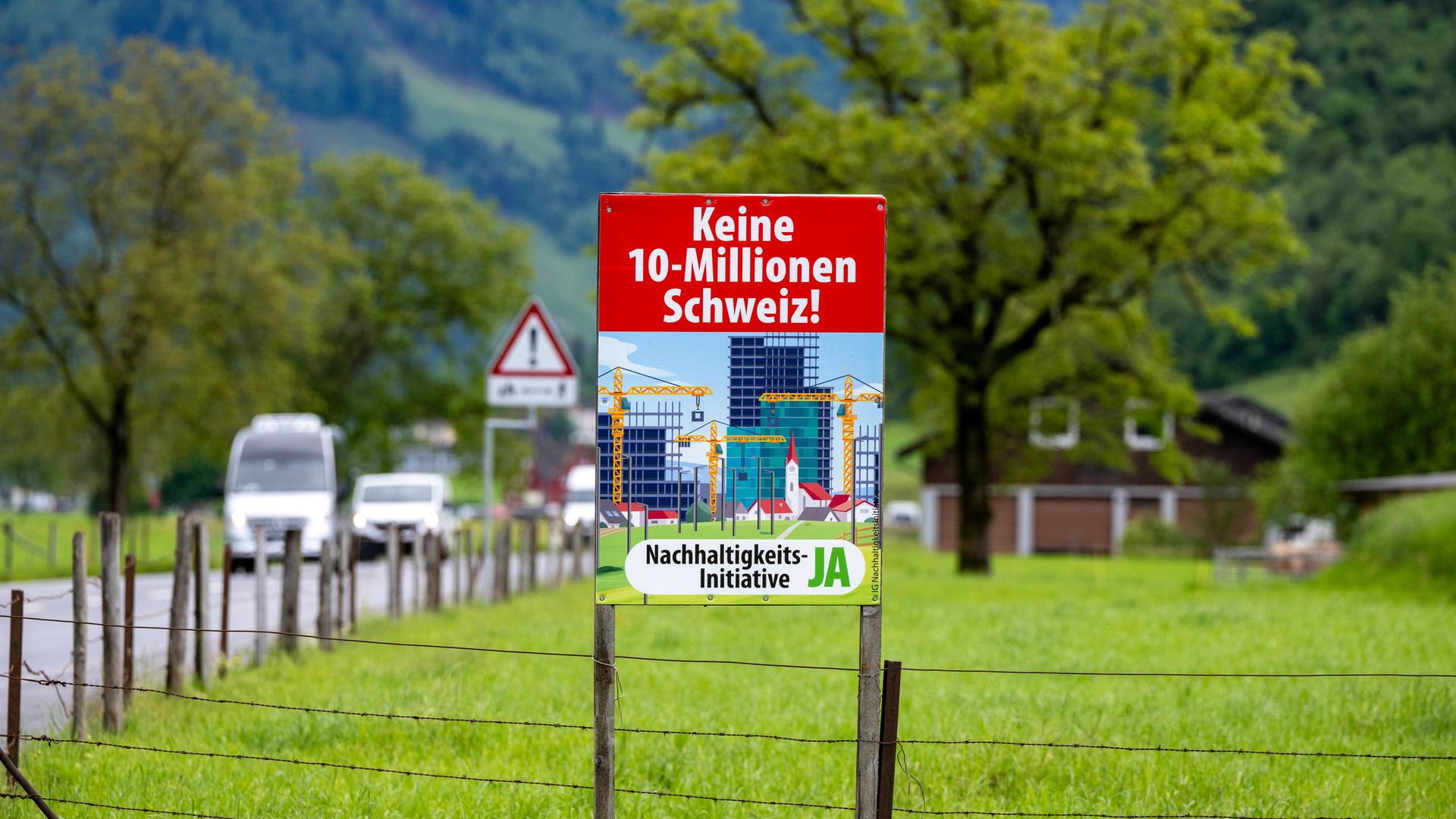 Ein Abstimmungsplakat der SVP zur Eidgenoessischen Volksinitiative: Keine 10-Millionen-Schweiz! Ein Abstimmungsplakat der SVP zur Eidgenoessischen Volksinitiative: Keine 10-Millionen-Schweiz!