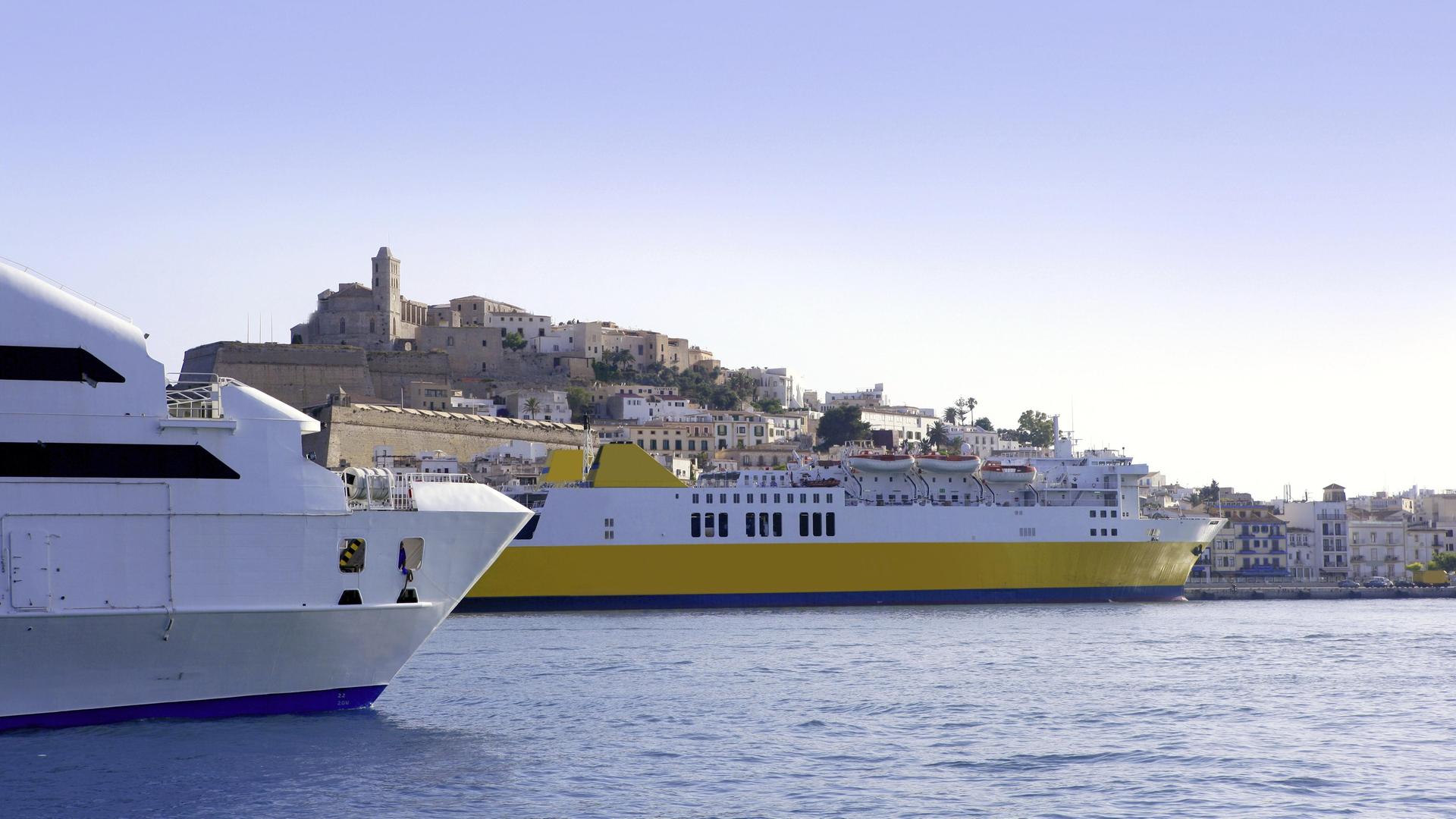 Ibiza im Mittelmeer, Blick auf den blauen Hafen