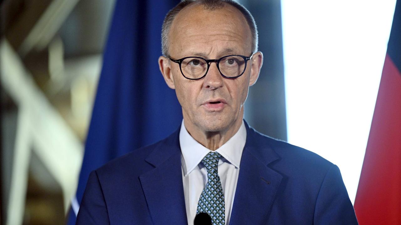 Friedrich Merz spricht bei einer Pressekonferenz in ein Mikrofon.