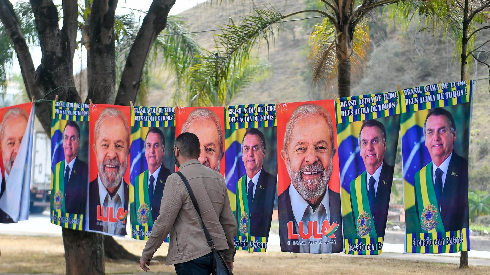 Porträts der beiden aussichtsreichsten Kandidaten für die Präsidentschaftswahl 2022, Amtsinhaber Jair Bolsonaro und Herausforderer und Ex-Präsident Lula, sind entlang einer Straße aufgehängt. 