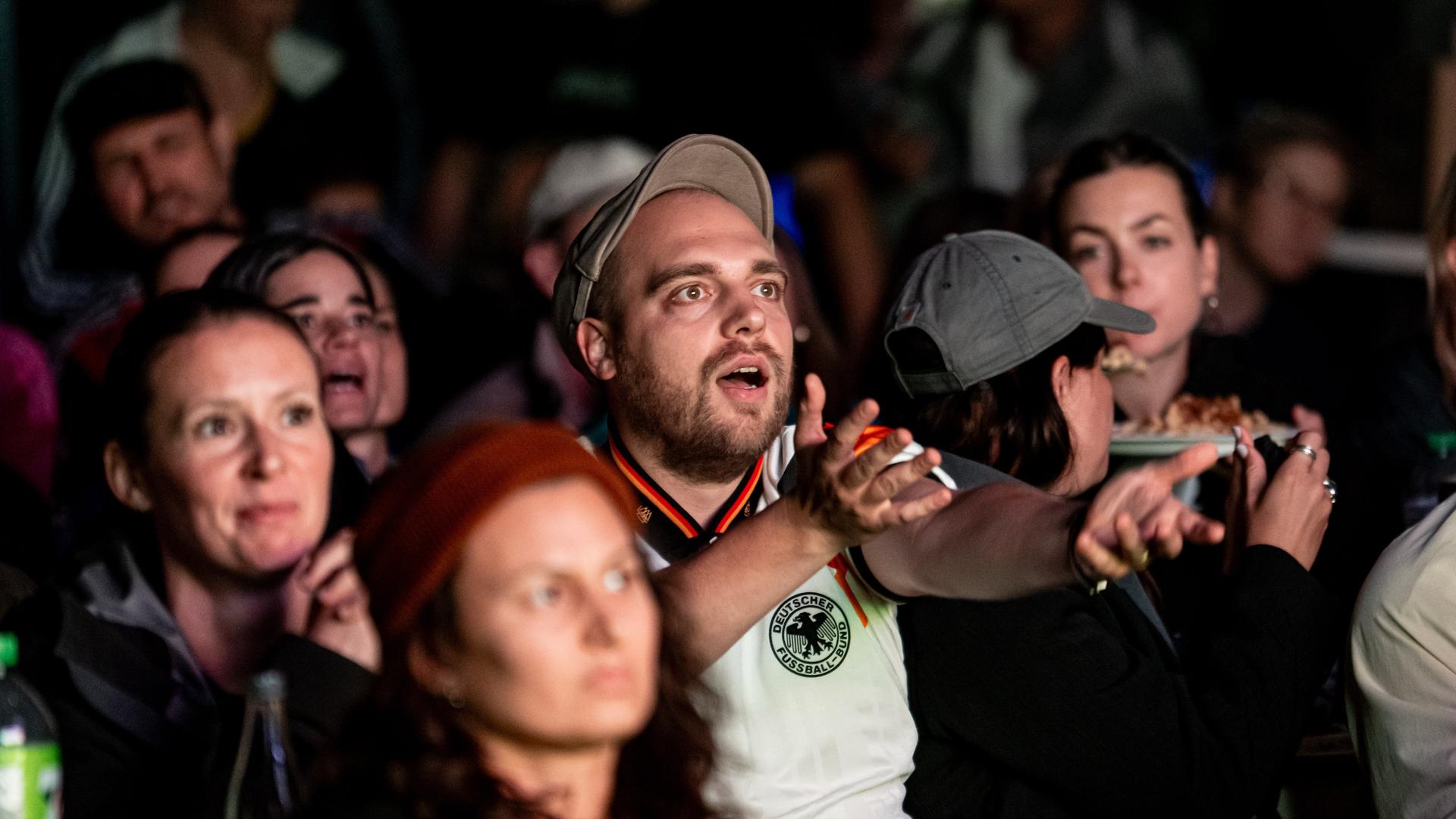 Berlin: Menschen verfolgen beim Public Viewing das Spiel Deutschland - Spanien.