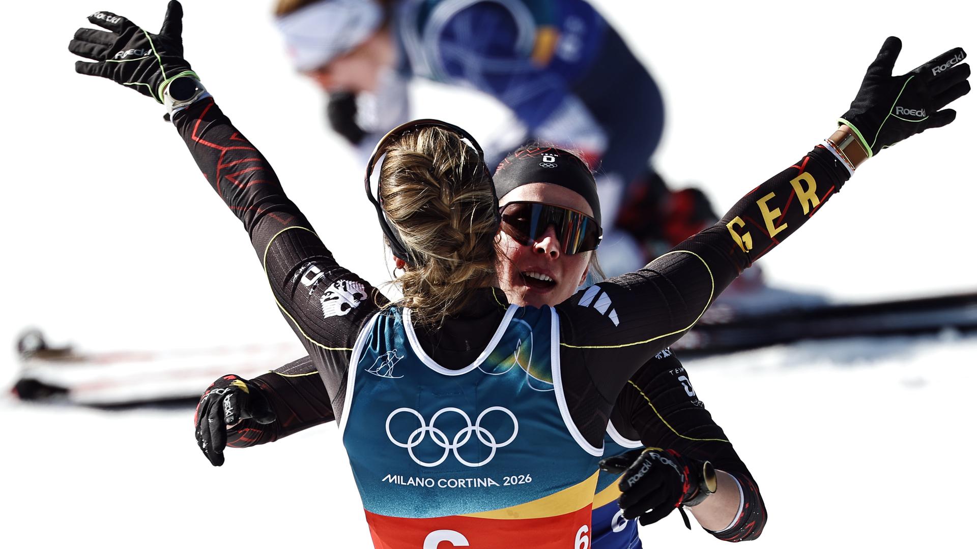 Laura Gimmler und Coletta Rydzek jubeln im Ziel über den dritten Platz. Laura Gimmler und Coletta Rydzek jubeln im Ziel über den dritten Platz.