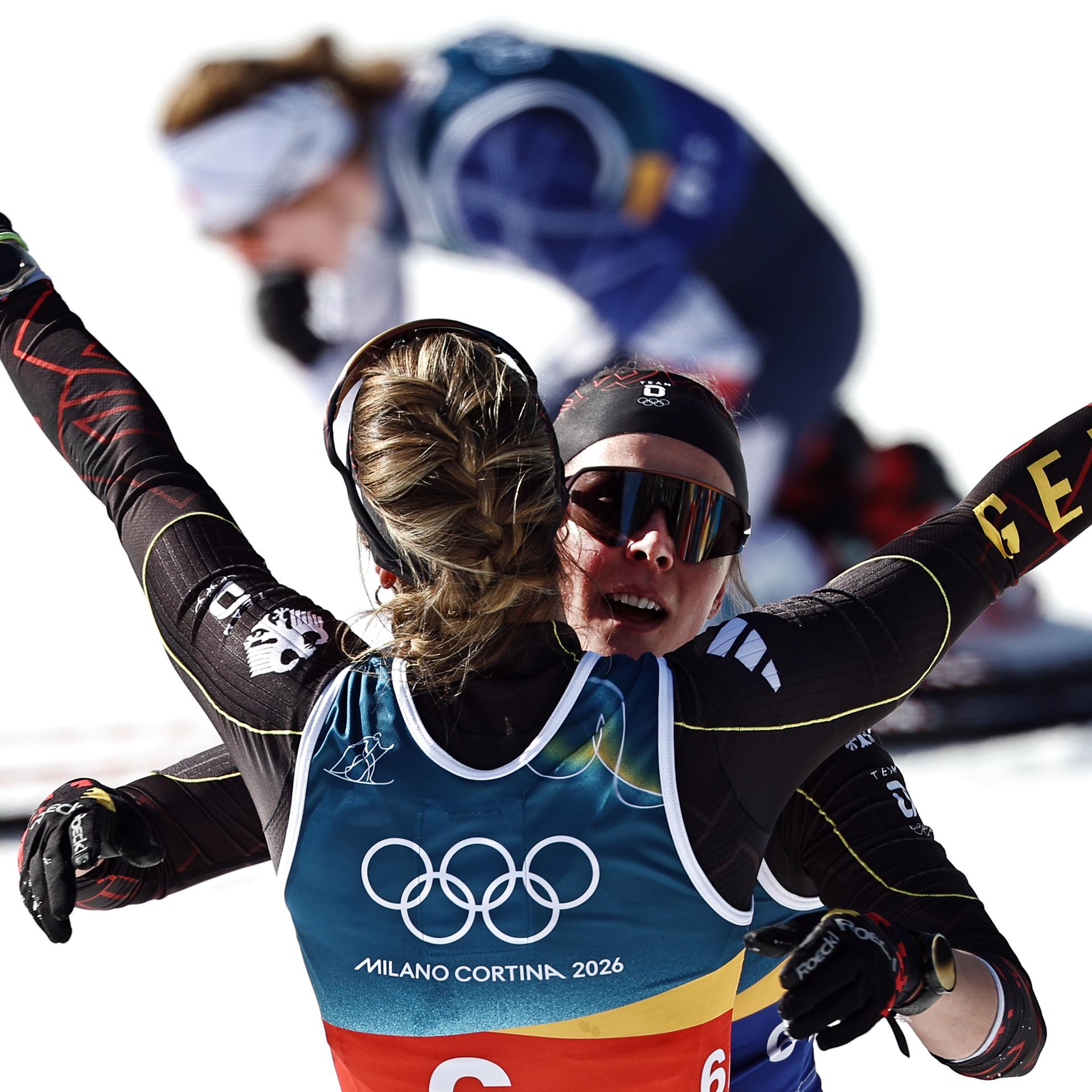 Tesero: Laura Gimmler und Coletta Rydzek  jubeln im Ziel über den dritten Platz.